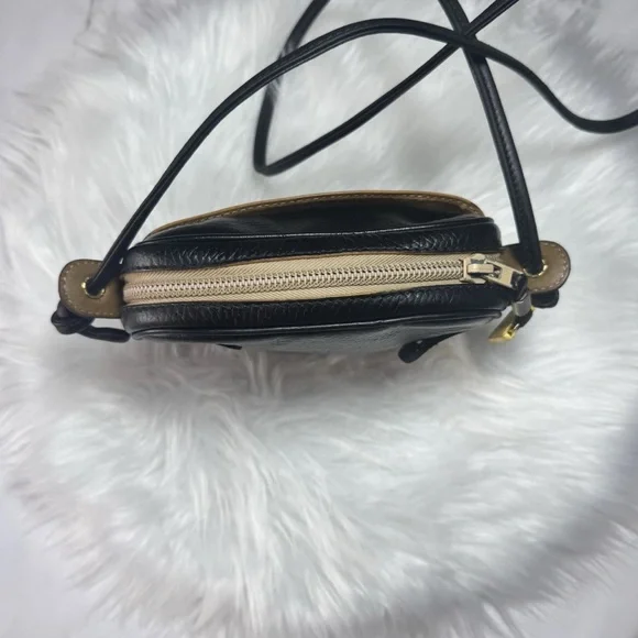 Loewe Black Leather Crossbody Bag with Textured Finish - Picture 4 of 15